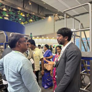 Discussion with dairy industry professionals about automation solutions